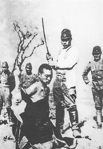 日军残杀中国战俘与平民,旁观日军以此为乐.