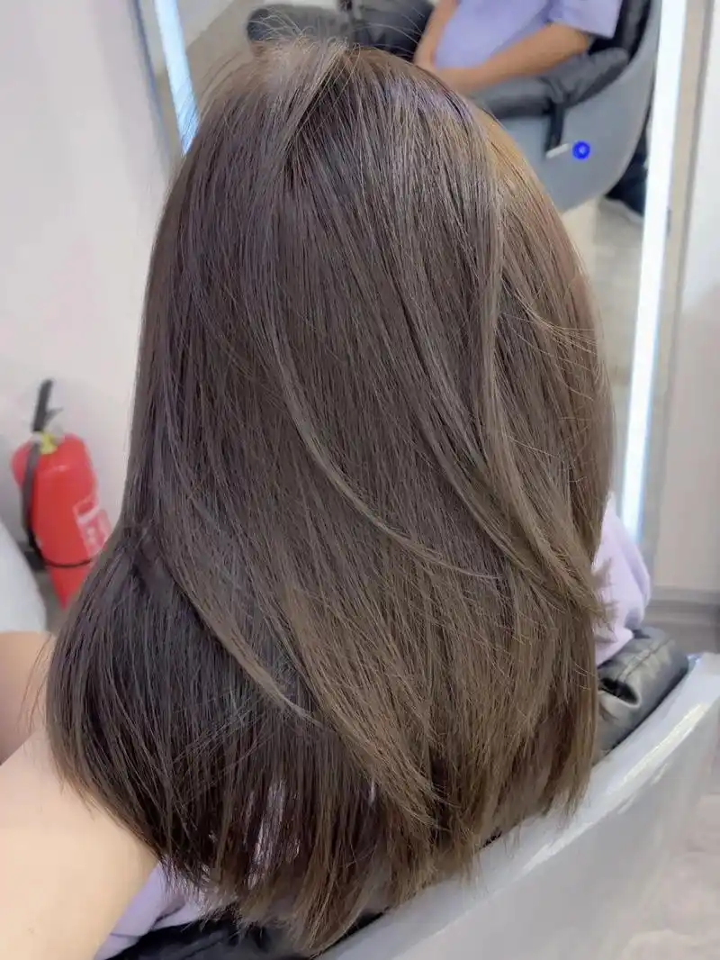 混血发色奶茶灰棕色高层次锁骨短发