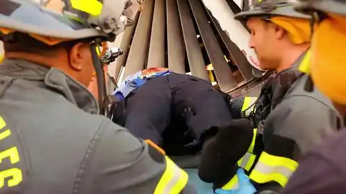 男人被吸进飞机涡轮里,他还能活下来吗