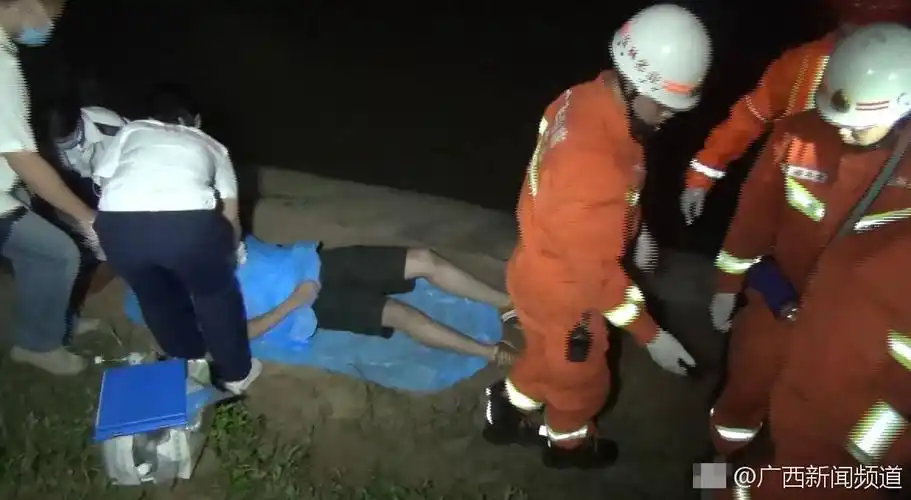 15岁初中生与女友分手后跳江自杀身亡