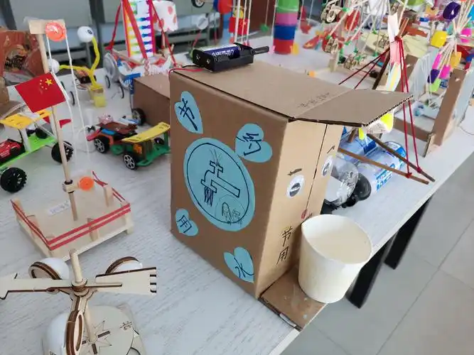 靠山小学开展假期优秀科技艺术作品评选活动