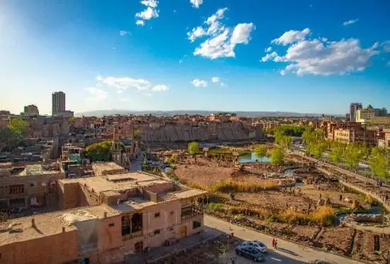 喀什,是我国最西端的一座旅游城市之一,这里东望塔里木盆地,西倚