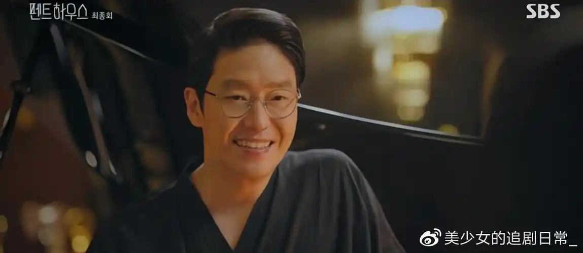 韩剧顶楼2回归的秀莲看起来像是会家暴周丹泰的样子