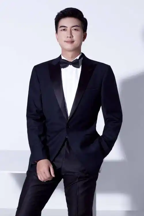 包代崧福建省歌舞剧院青年声乐演员福建省合唱协会会员福州市音乐家