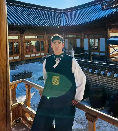 男生穿朝鲜服也太好了吧拍照也非常出片91我是在民俗园里面拍的民族