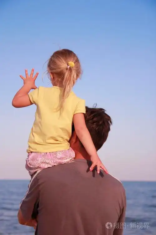 父亲和女儿在海边