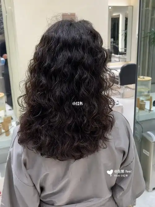 发梢是一样的卷不再是之前的卷 一吹干 上面一大截都没卷了#上海烫发