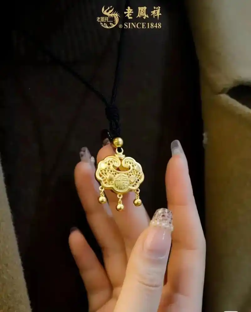 金锁一戴得偿所愿[爱心] 黄金长命锁,童心永存,一切皆甜,金 - 抖音