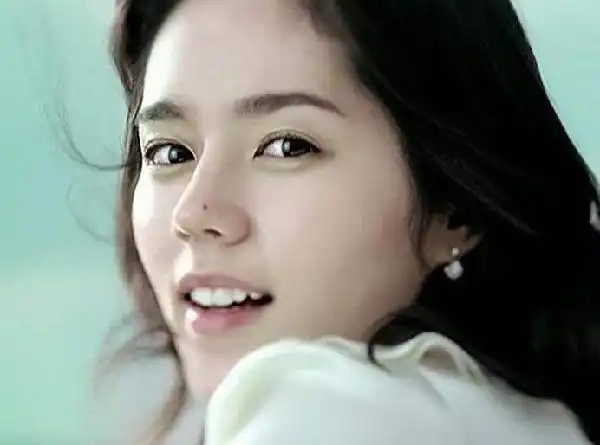 一,"贯顶鼻",又名"伏犀鼻"能发财,这种鼻子除了外形特出,鼻梁挺直有肉