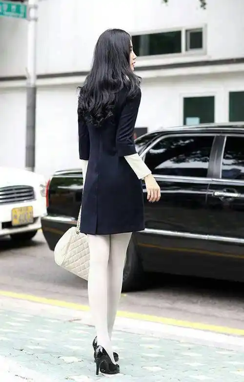 我喜欢穿纯白色连裤袜,搭配深色的连衣裙,黑色高跟鞋会不会太显眼了?