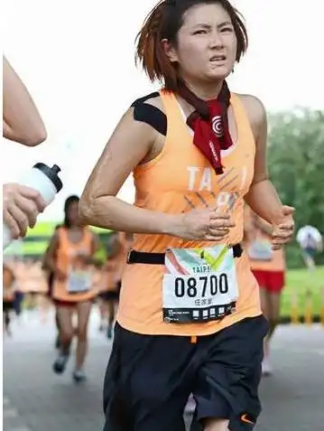 艺人selina任家萱5年前拍戏遇爆破意外,全身多处严重烧伤,但她靠着