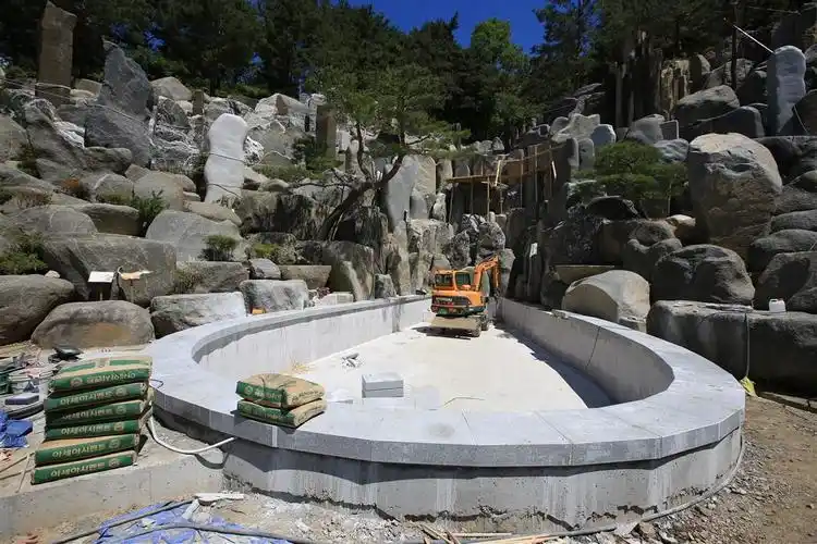 宴会厅瀑布大理石瓷砖施工中(图)