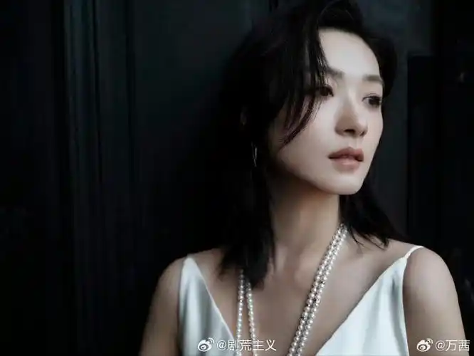 万茜锁骨发##万茜白月光造型