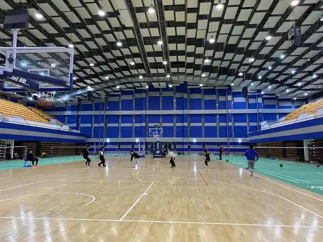 图:国科大室内体育场木地板打篮球很有节奏感!