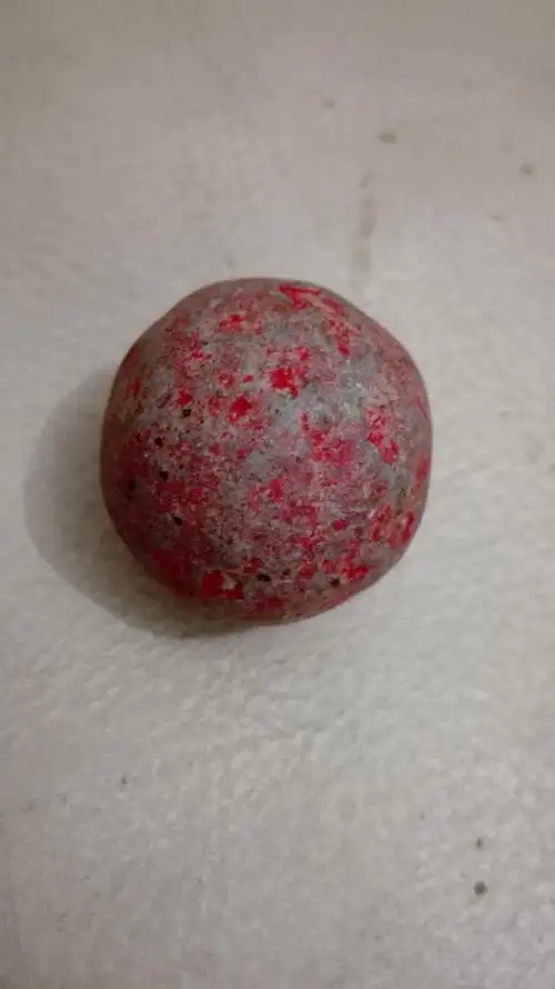 请问大家一下 这红石头是什么石头 海边捡的 值钱吗