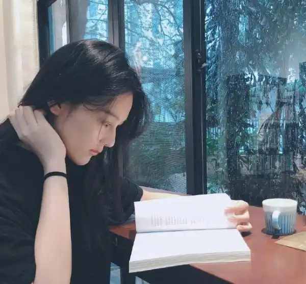 张馨予快到预产期,和老公在图书馆约会,低头看书的样子很甜美!