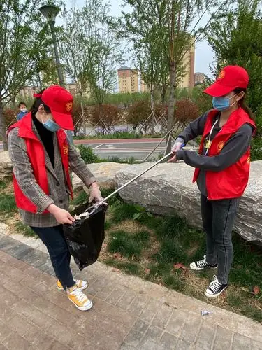 淇县县直机关幼儿园"学雷锋——义务捡垃圾环保公益活动"