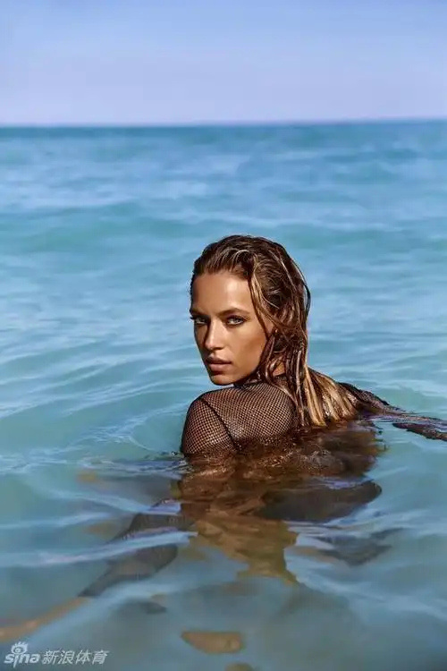 《体育画报》泳装超模夏日写真 : 《体育画报》泳装超模汉娜弗格森