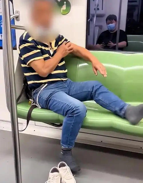 上海大爷坐地铁脱鞋占位不戴口罩路人善意提醒却被怼网友怒了