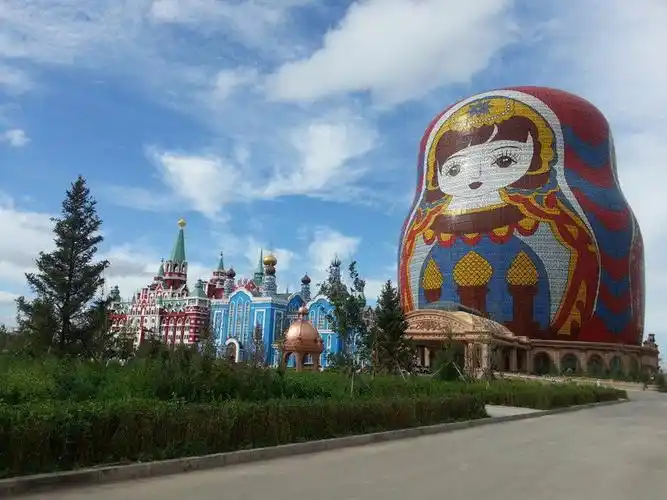 套娃广场位于满洲里市区西部的中俄互市贸易区内,广场中心有一个高大