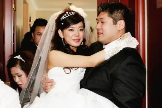 赵文琪不文雅照片曝光,爱情公寓靠潜规则上位