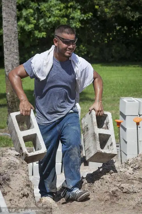 西班牙建筑工人搬运煤渣砖