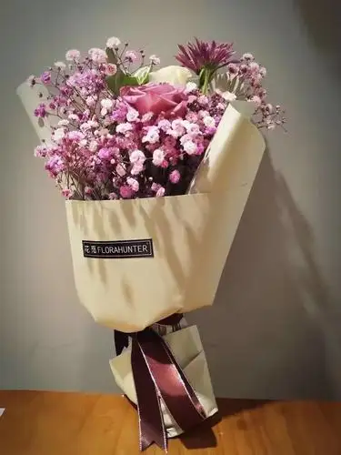 大晚上去花店包了束漂亮的花束,准备给明天开工的业主