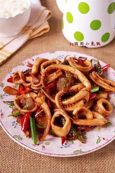 酱爆鱿鱼的做法_家常做法_怎么做好吃_热量/卡路里_大厨艺