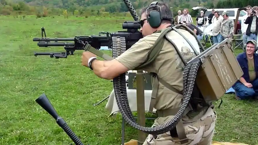 轻机枪|国产新轻机枪:100发供弹,火力凶猛,颜值够高调!