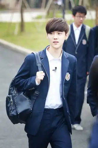 当然是这样清爽干净 帅气迷人的鹿学长啊|学长|校草|鹿晗_新浪新闻