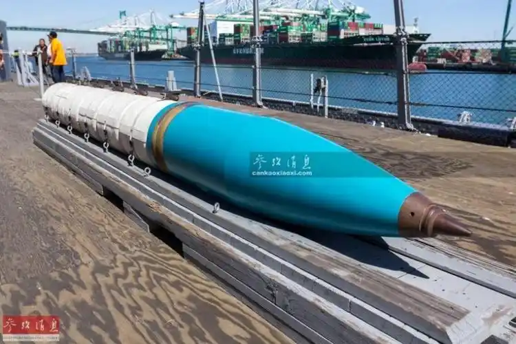 甲板上有一枚还原了全装药状态的406毫米炮弹,可见炮弹后方的6个药