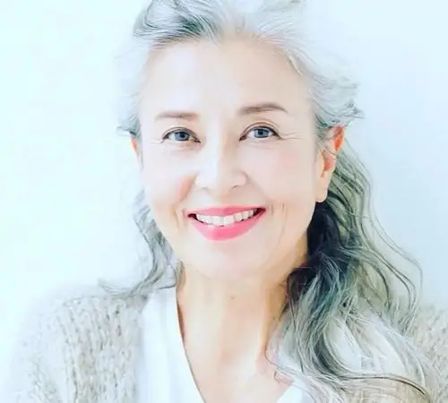 70岁日本奶奶好时髦,穿衣简单高贵有气质,满头白发也不失时髦感