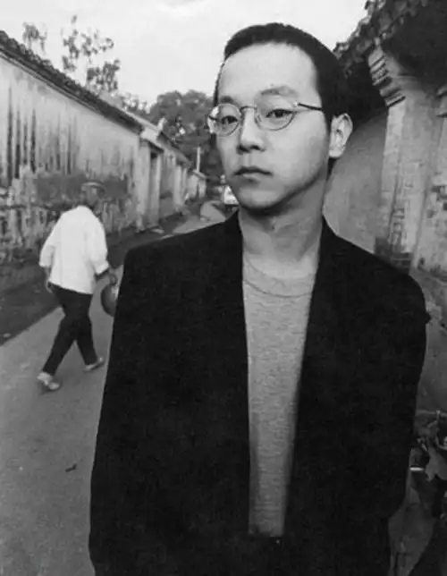 窦唯,1969年10月14日出生于北京,中国摇滚歌手,实验音乐人