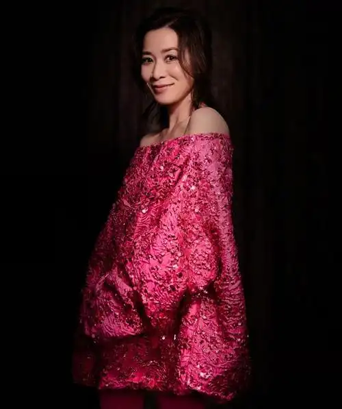 《新闻女王》冲上热搜,剧中的女主是阔别荧幕已久的香港女演员佘诗曼