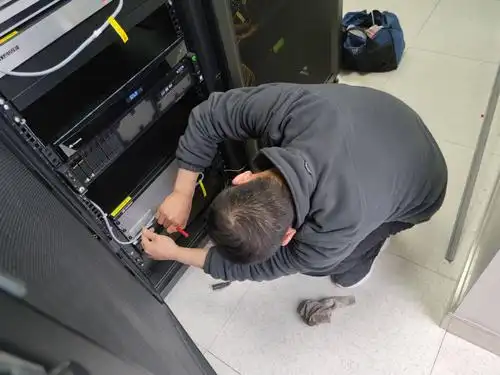 写美篇      下图为运维人员对局内空调设备及视频会议mcu服务器进行