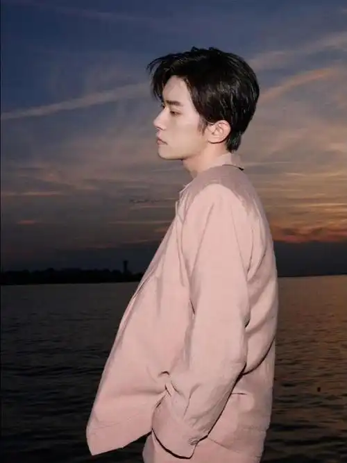 来品品易烊千玺侧颜线条,没有技巧的硬帅啊!