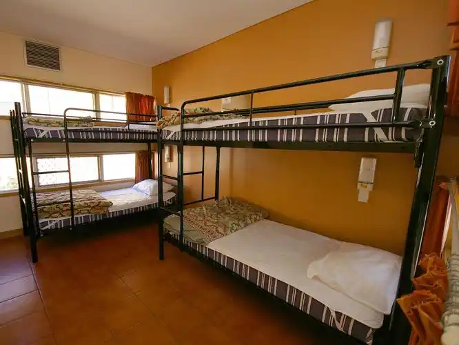 女生6人宿舍 (single bed in 6-bed female dormitory room)