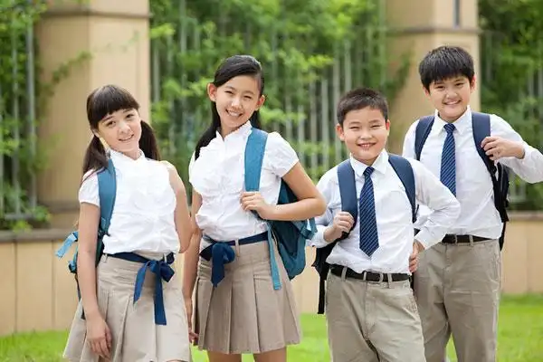 可爱的小学生在校园里