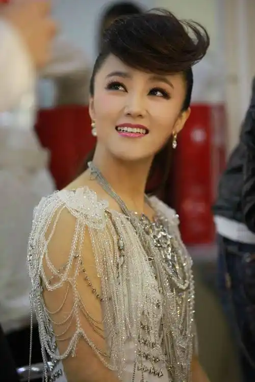 谁有玖月奇迹的那个女的王小玮的照片