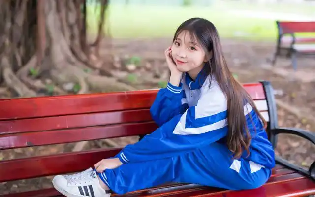 女孩子会经历生理期,长青春痘的现象.这些现象在不同的孩子身