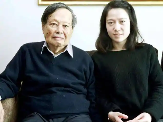 原创杨振宁夫妇甜蜜出行穿情侣毛衣十指紧扣差54岁的爱情真香