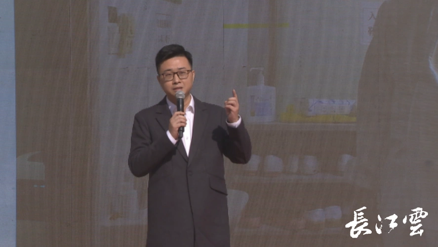 湖北广播电视台记者尹华正分享了身边同事的感人故事.