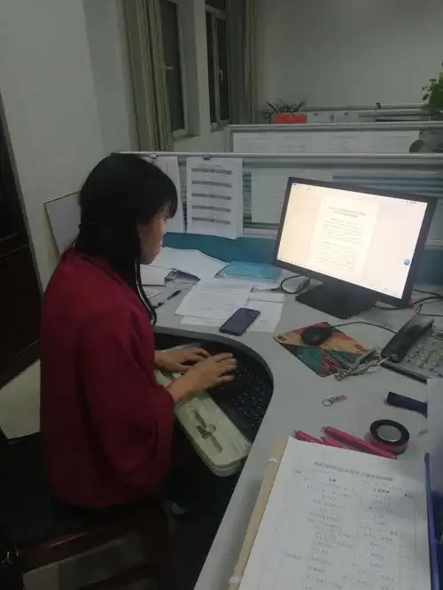 办公室加班整理创城资料.