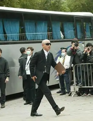 图文:众人护送张国荣灵柩抵达火葬场(7)--张卫健