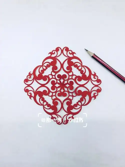 简简单单的四折团花大家可以尝试一下动手