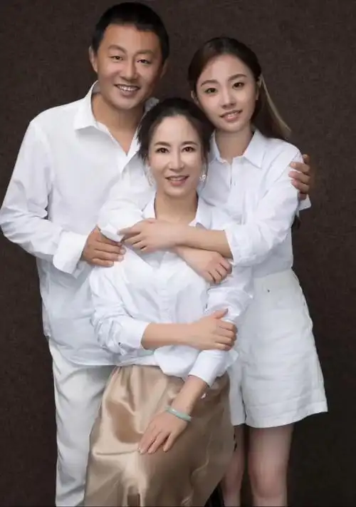 幸福美满!中国田径奥运冠军晒全家福,爱女生得如花似玉笑容甜美