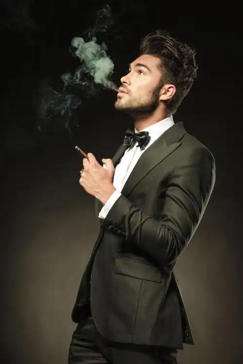 帅气的男人在抽烟
