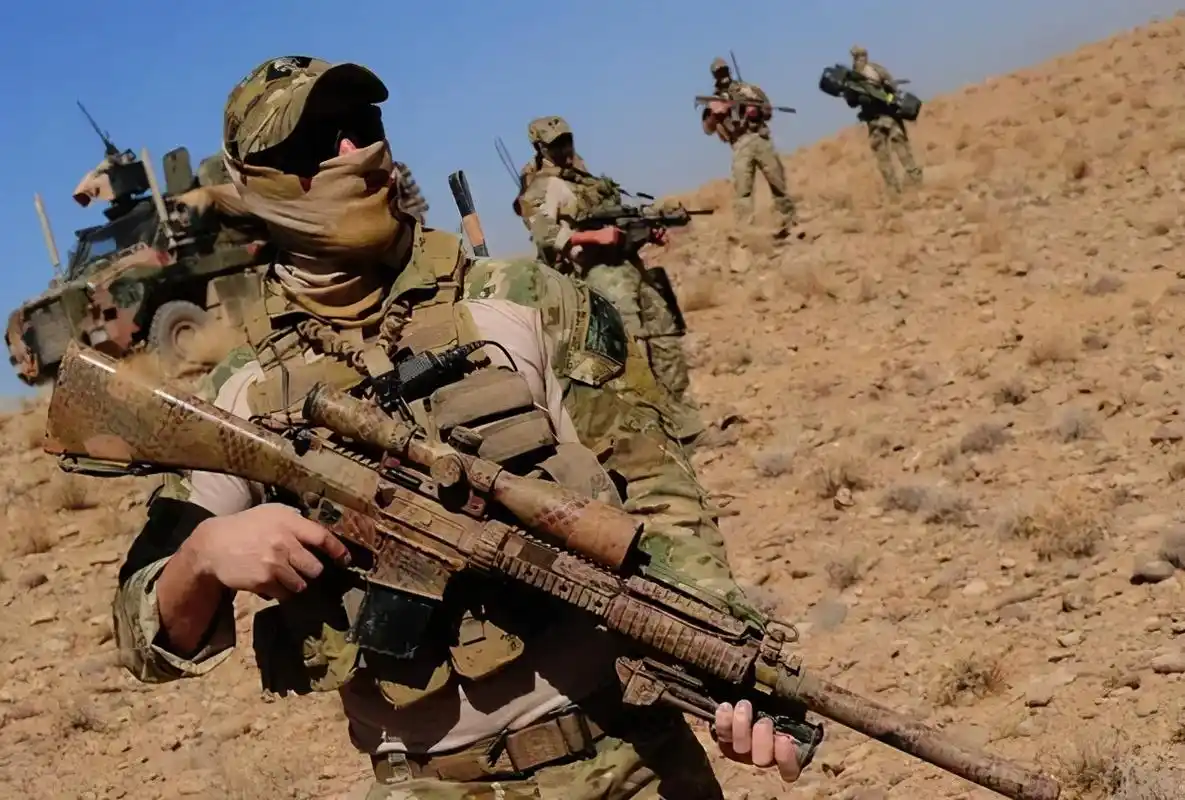 澳洲特种部队无差别屠杀,放猎狗撕咬农民,对其头部连开三枪