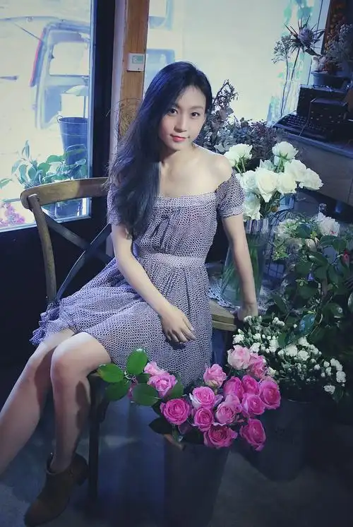 花间清风丁子玲香肩微露演绎夏日知性美