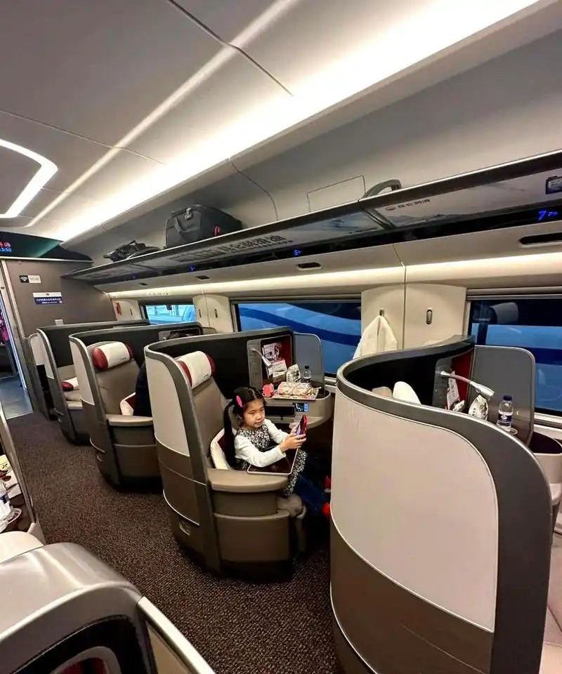 我终于成功坐上了智能动车的商务座,这个圆形弧度的座位.